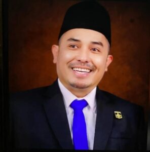 Ketua Komisi II DPRD Lombok Barat H. Husnan Wadi memberikan keterangan terkait desakan penunjukan Plt Direktur PT Air Minum Giri Menang.
