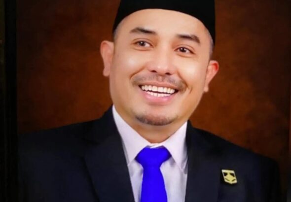 Ketua Komisi II DPRD Lombok Barat H. Husnan Wadi memberikan keterangan terkait desakan penunjukan Plt Direktur PT Air Minum Giri Menang.