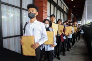 Foto antrian pelamar kerja, diambil dari: Metrum.co.id