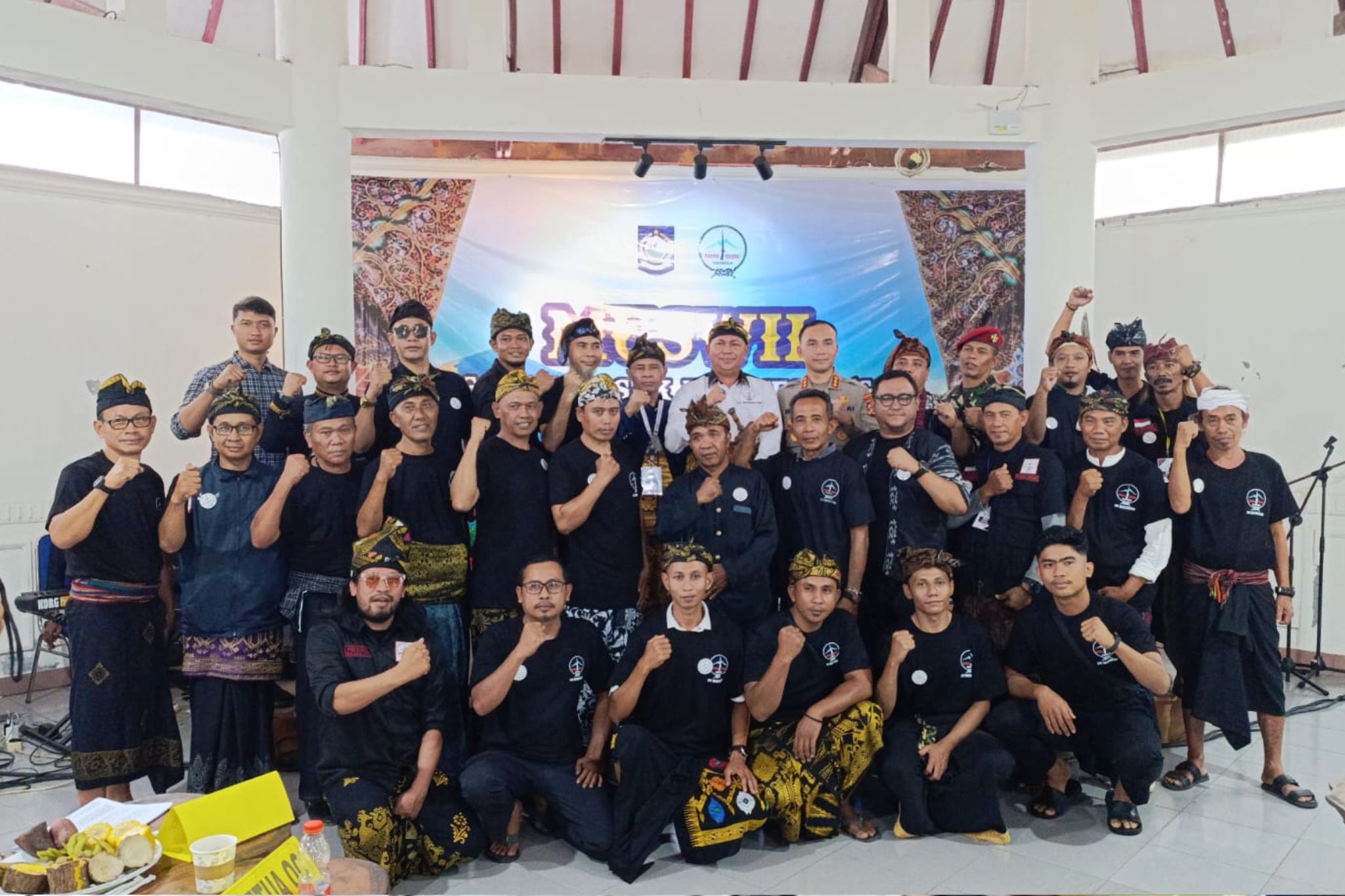 Peserta MUSWIL Perdana Garda Sasak Indonesia NTB bersama Ketua DPW terpilih Roby Satriawan di Mataram.