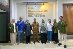 Yap Rizal Muhlis mahasiswa FEB UNIZAR saat menjalani program magang di Biro Perekonomian dan Pembangunan Setda Provinsi NTB.