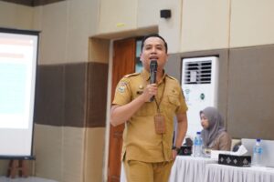 Zahrul Martayadi dari Disperindag NTB memberikan materi branding, kemasan, dan digital marketing kepada mahasiswa KKN-PPM Ke-43 UNIZAR.