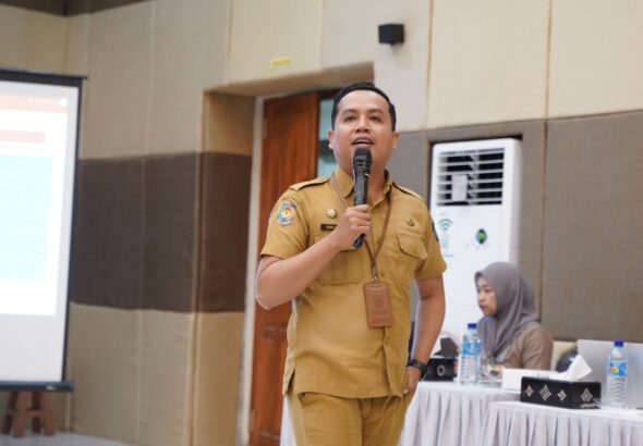 Zahrul Martayadi dari Disperindag NTB memberikan materi branding, kemasan, dan digital marketing kepada mahasiswa KKN-PPM Ke-43 UNIZAR.