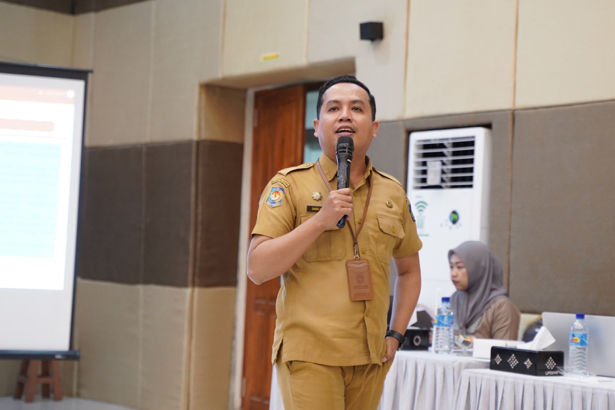 Zahrul Martayadi dari Disperindag NTB memberikan materi branding, kemasan, dan digital marketing kepada mahasiswa KKN-PPM Ke-43 UNIZAR.