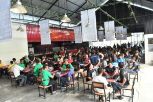 Peserta Turnamen Terbuka ORADO NTB 2026 bertanding pada kejuaraan domino di Meekow Mataram.