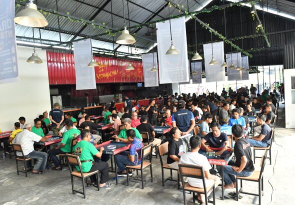 Peserta Turnamen Terbuka ORADO NTB 2026 bertanding pada kejuaraan domino di Meekow Mataram.