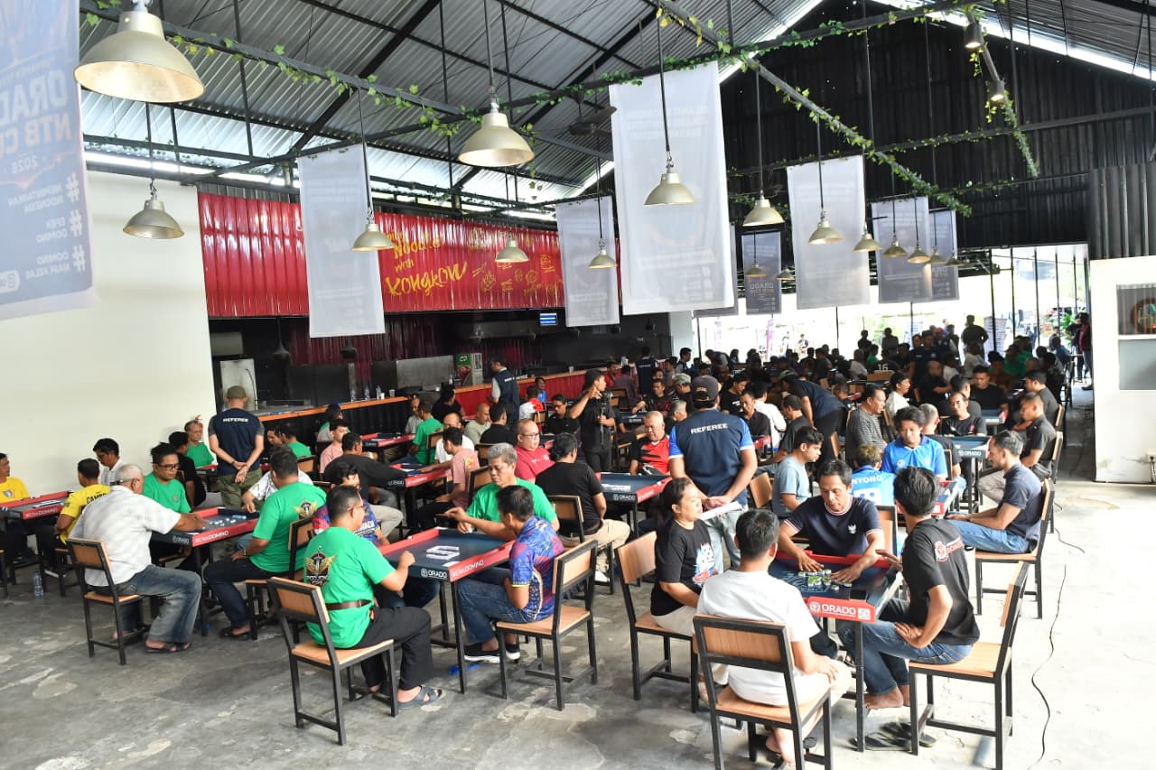 Peserta Turnamen Terbuka ORADO NTB 2026 bertanding pada kejuaraan domino di Meekow Mataram.