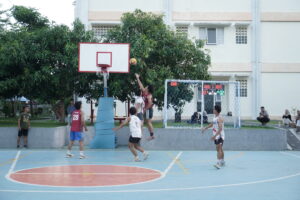 Mahasiswa mengikuti pembukaan UNIZAR Fest 2026 yang diawali dengan turnamen basket di Universitas Islam Al-Azhar Mataram