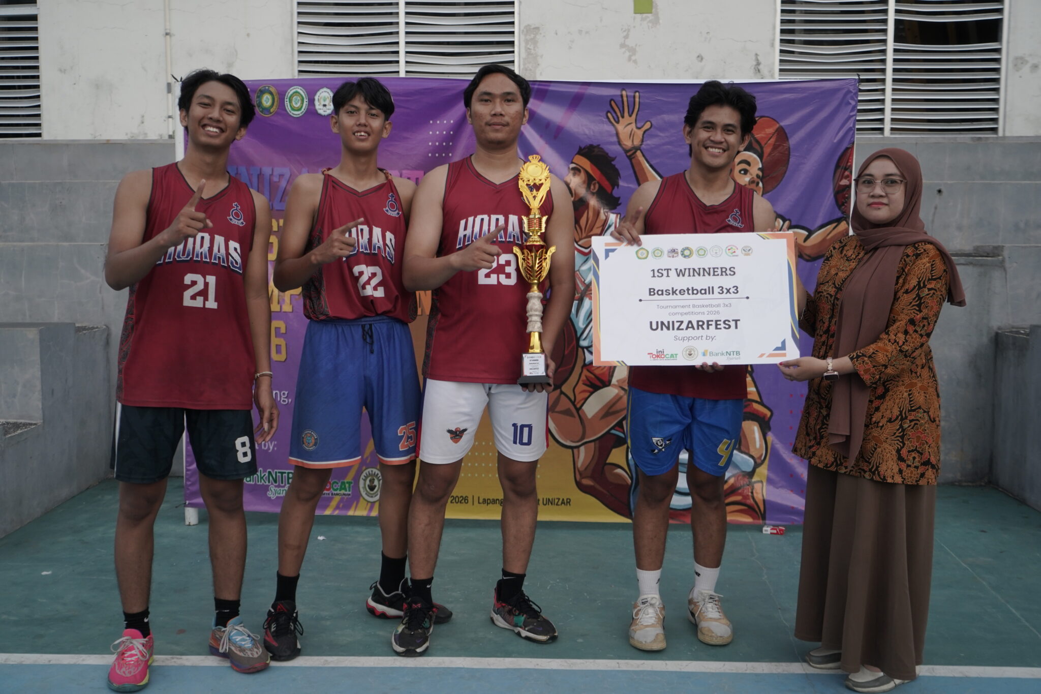 Mahasiswa bertanding pada Turnamen Basket UNIZAR Fest 2026 di Universitas Islam Al-Azhar Mataram.