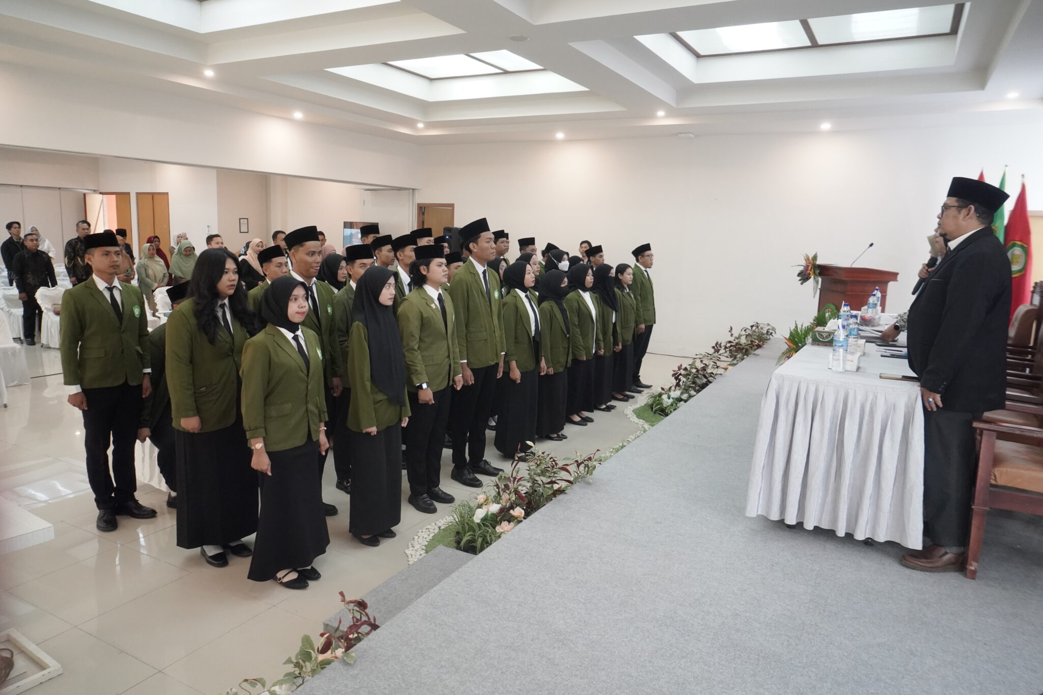 Prosesi Yudisium Fakultas Hukum Universitas Islam Al-Azhar (UNIZAR) Tahun 2026 di Aula Abdurrahim dengan pengukuhan 35 sarjana hukum