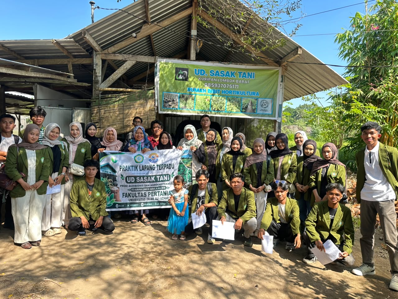Mahasiswa Fakultas Pertanian UNIZAR mengikuti Praktik Lapang Terpadu di UD Sasak Tani Lombok Barat mempelajari budidaya dan pemasaran hortikultura