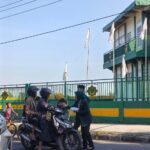 Ketua DPW PBB NTB Nadirah bersama pengurus membagikan nasi kotak kepada masyarakat di depan Kantor DPW PBB NTB, Mataram.