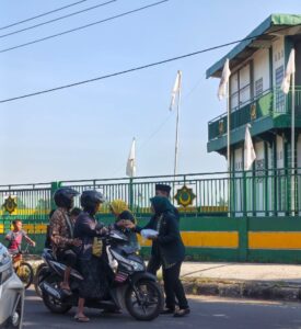 Ketua DPW PBB NTB Nadirah bersama pengurus membagikan nasi kotak kepada masyarakat di depan Kantor DPW PBB NTB, Mataram.