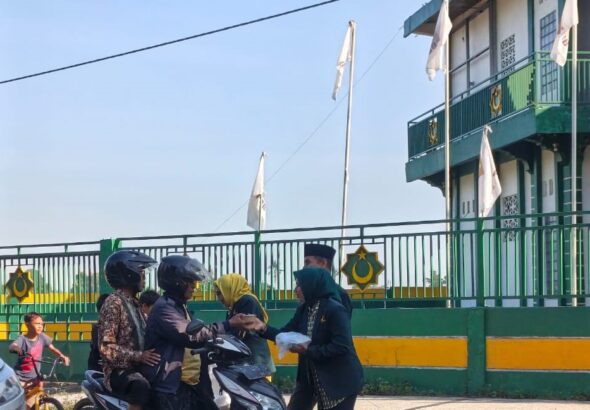 Ketua DPW PBB NTB membagikan nasi kotak kepada masyarakat