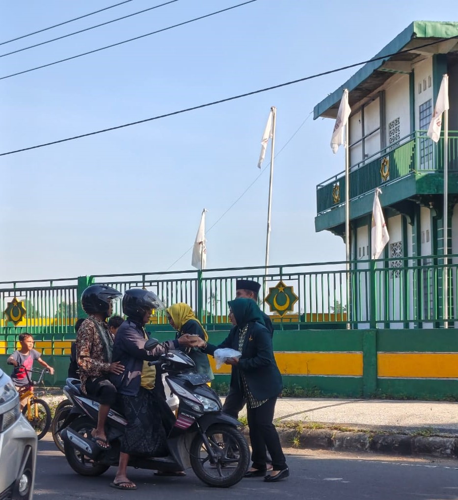 Ketua DPW PBB NTB membagikan nasi kotak kepada masyarakat