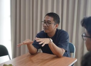 Pelaku usaha membangun kepercayaan konsumen melalui integritas dan pelayanan yang konsisten.