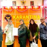 Mahasiswa Biologi UNIZAR bersama pimpinan FMIPA dan Balai Karantina Hewan, Ikan, dan Tumbuhan NTB saat penyerahan peserta PKL.