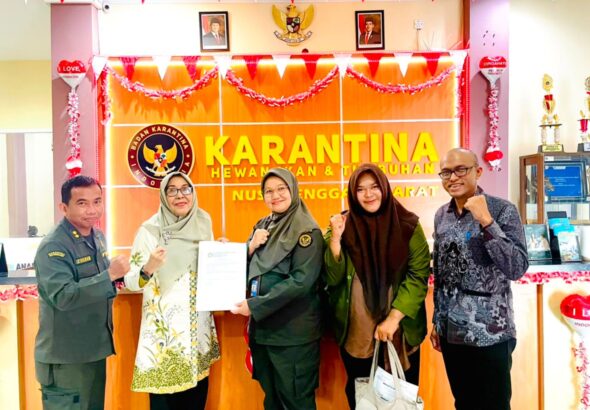 Mahasiswa Biologi UNIZAR bersama pimpinan FMIPA dan Balai Karantina Hewan, Ikan, dan Tumbuhan NTB saat penyerahan peserta PKL.