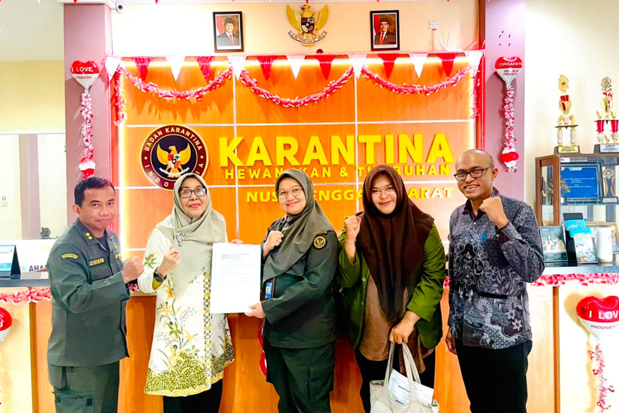 Mahasiswa Biologi UNIZAR bersama pimpinan FMIPA dan Balai Karantina Hewan, Ikan, dan Tumbuhan NTB saat penyerahan peserta PKL.