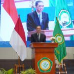 Kepala LLDIKTI Wilayah VIII memberikan pesan kepada wisudawan UNIZAR pada Wisuda Ke-79 di Mataram