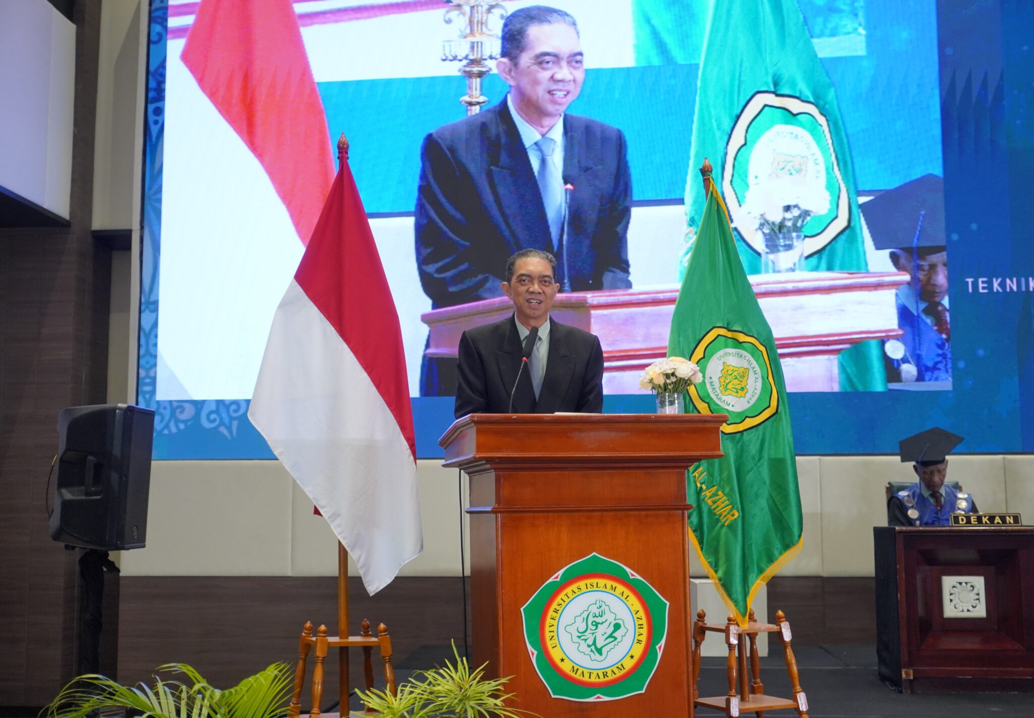 Kepala LLDIKTI Wilayah VIII memberikan pesan kepada wisudawan UNIZAR pada Wisuda Ke-79 di Mataram