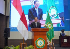Kepala LLDIKTI Wilayah VIII memberikan pesan kepada wisudawan UNIZAR pada Wisuda Ke-79 di Mataram