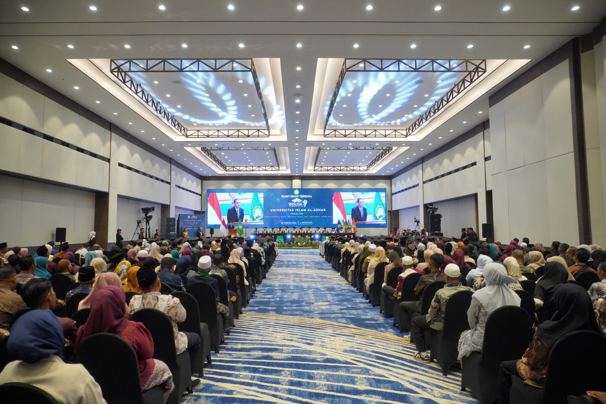 Kepala LLDIKTI Wilayah VIII memberikan pesan kepada wisudawan UNIZAR pada Wisuda Ke-79 di Mataram