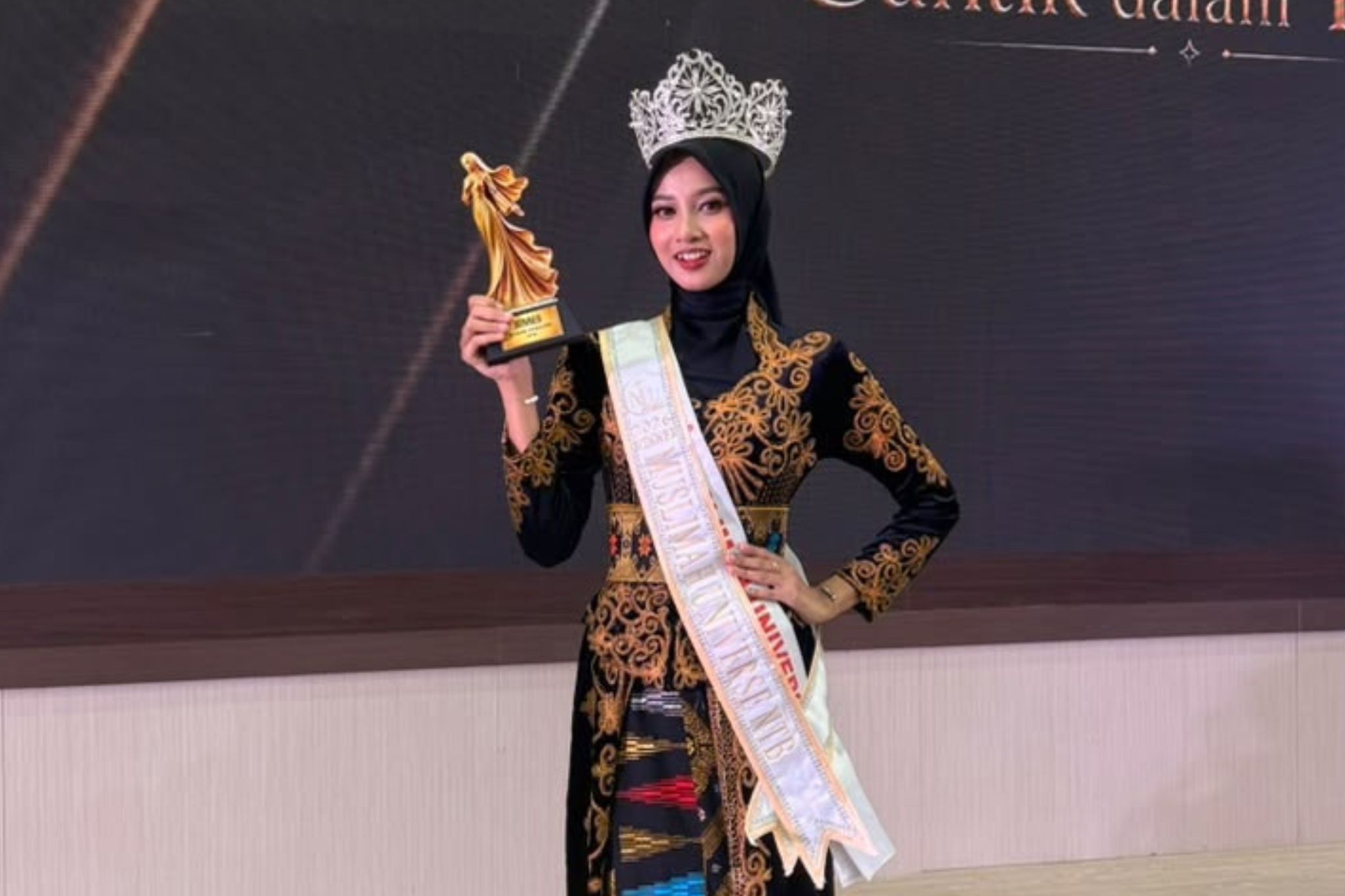 Mahasiswi UNIZAR Raden Roro Ratu Zahra Afifa Soesetio, pemenang The Winner Muslimah Universe 2026 NTB