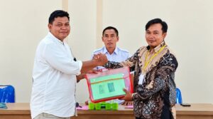 Irwan Humaidi mendaftarkan diri sebagai bakal calon Kepala Desa Banjar Sari, Kecamatan Labuhan Haji, Lombok Timur