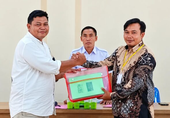 Irwan Humaidi mendaftarkan diri sebagai bakal calon Kepala Desa Banjar Sari, Kecamatan Labuhan Haji, Lombok Timur
