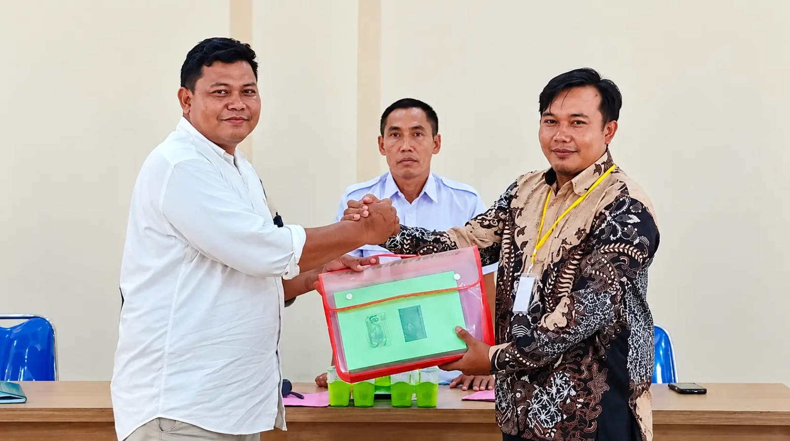 Irwan Humaidi mendaftarkan diri sebagai bakal calon Kepala Desa Banjar Sari, Kecamatan Labuhan Haji, Lombok Timur