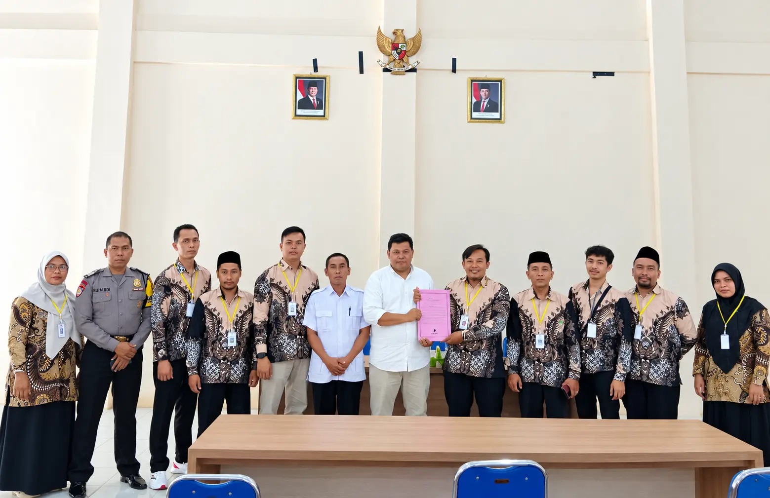 Irwan Humaidi mendaftarkan diri sebagai bakal calon Kepala Desa Banjar Sari, Kecamatan Labuhan Haji, Lombok Timur